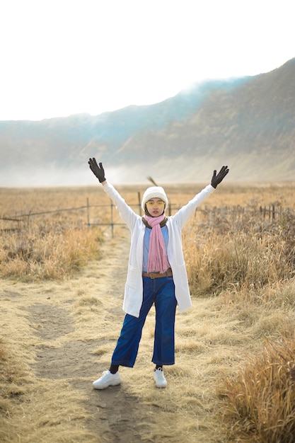 Mujer hijab de vacaciones en Bromo, Java Oriental