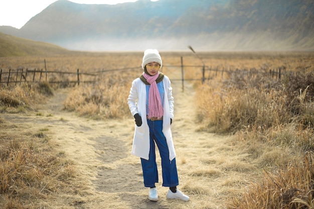 Mujer hijab de vacaciones en Bromo, Java Oriental