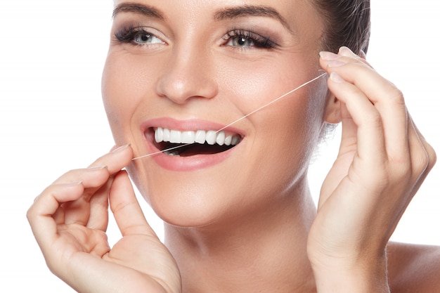 Mujer y hilo dental