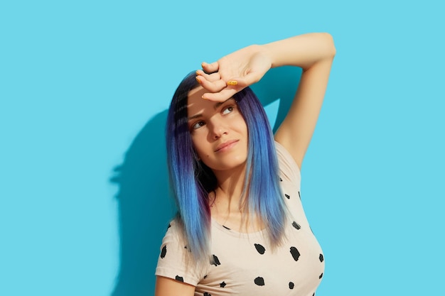 Mujer hipster con cabello azul con gafas de sol Chica caucásica feliz mirando hacia arriba