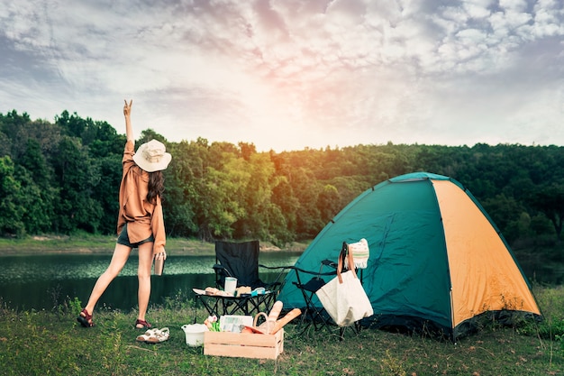 Mujer hipster descansando y relajándose con su camping en las vacaciones y la vida lenta.