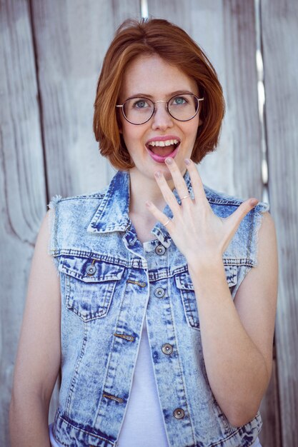 mujer hipster sorprendida sonriendo a la cámara,