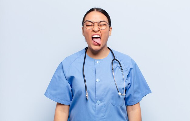 Mujer hispana con actitud alegre, despreocupada y rebelde, bromeando y sacando la lengua