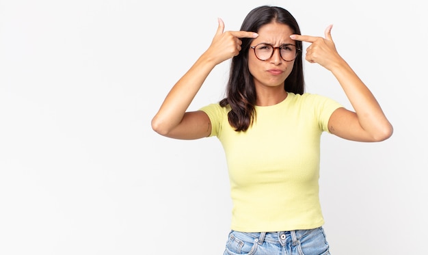 Foto mujer hispana bastante delgada con una mirada seria y concentrada