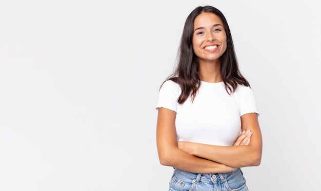 Mujer hispana bastante delgada que parece una feliz, orgullosa y satisfecha