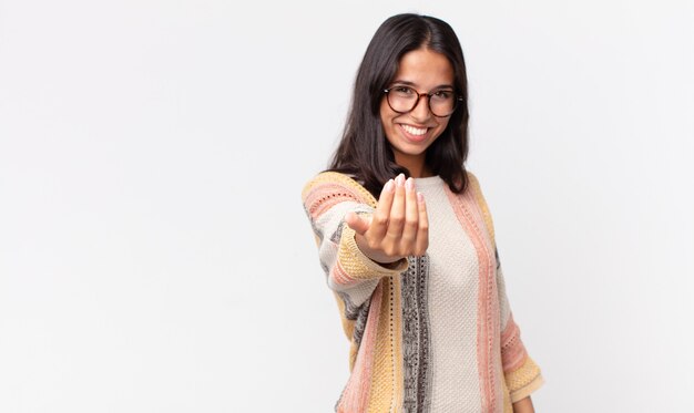 Mujer hispana bastante delgada que se siente feliz, exitosa y segura