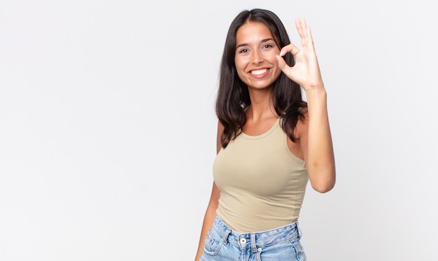 Mujer hispana bastante delgada que se siente feliz, mostrando aprobación con gesto bien