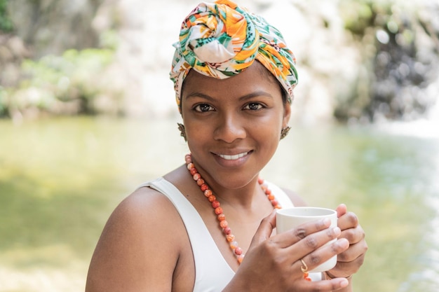 mujer hispana, bebida, café, en, el, bosque