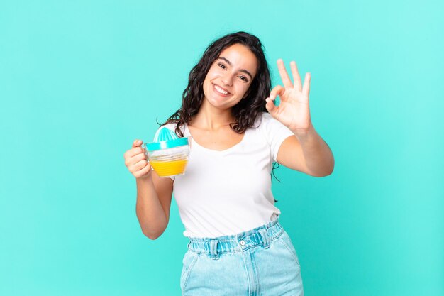 mujer hispana chef bonita. concepto de jugo de naranja