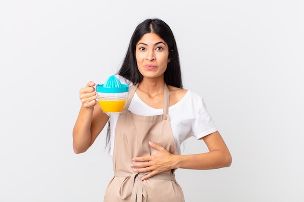 mujer hispana chef bonita. jugo de naranja y concepto de desayuno