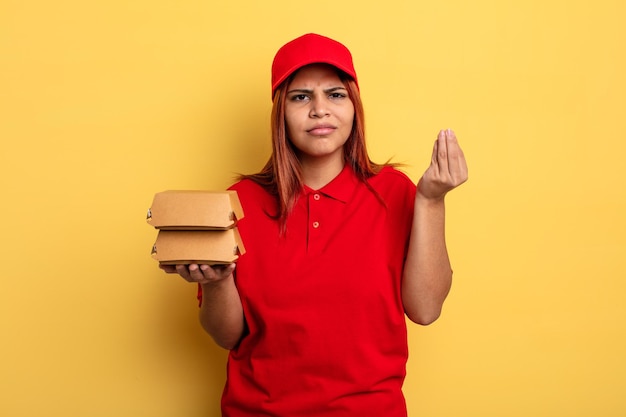 mujer hispana haciendo capice o gesto de dinero, diciéndole que pague. llevar el concepto de entrega