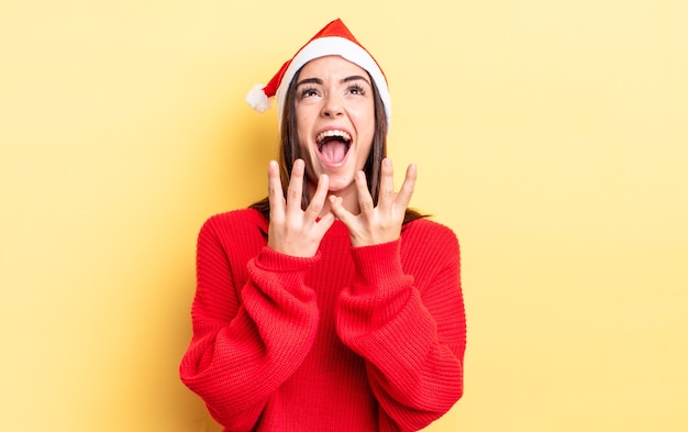 Mujer hispana joven que parece desesperada, frustrada y estresada. concepto de navidad y año nuevo