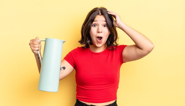 Mujer hispana joven que parece feliz, asombrada y sorprendida. concepto de termo