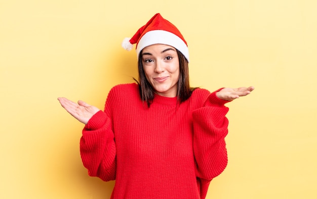 Mujer hispana joven que se siente desconcertado y confundido y dudando. concepto de navidad y año nuevo