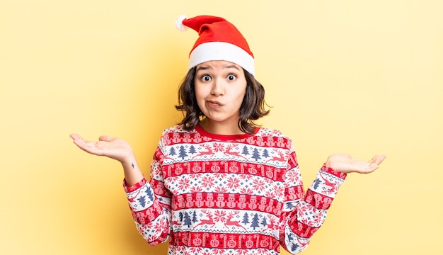 Mujer hispana joven que se siente desconcertado y confundido y dudando. concepto de navidad