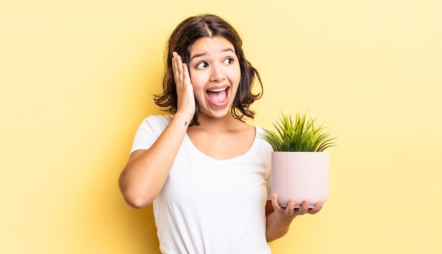 Mujer hispana joven que se siente feliz, emocionada y sorprendida. concepto de crecimiento