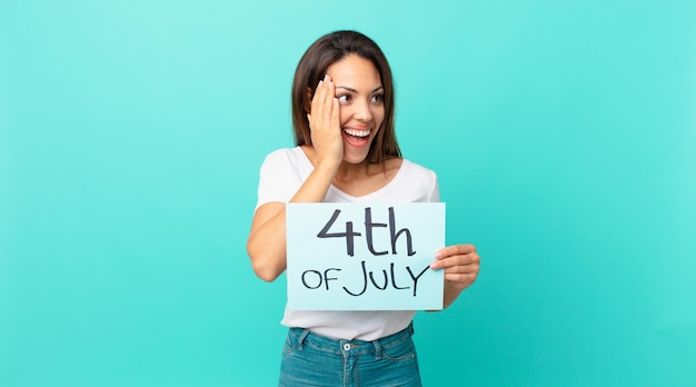 Mujer hispana joven que se siente feliz, emocionada y sorprendida. concepto del día de la independencia