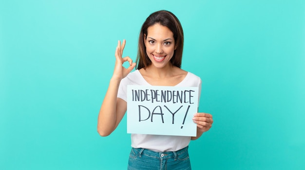 Mujer hispana joven que se siente feliz, mostrando aprobación con gesto bien. concepto del día de la independencia