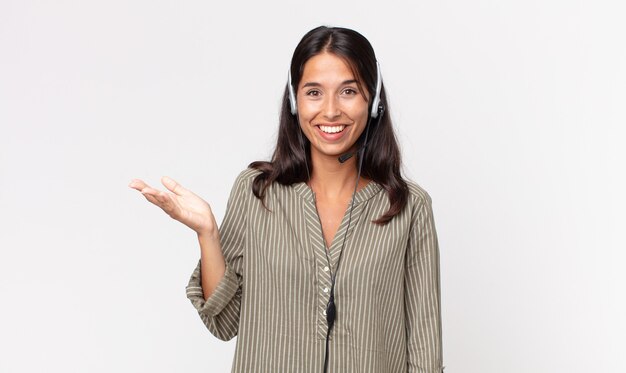 Mujer hispana joven que se siente feliz, sorprendida al darse cuenta de una solución o idea con un auricular. concepto de telemarketing