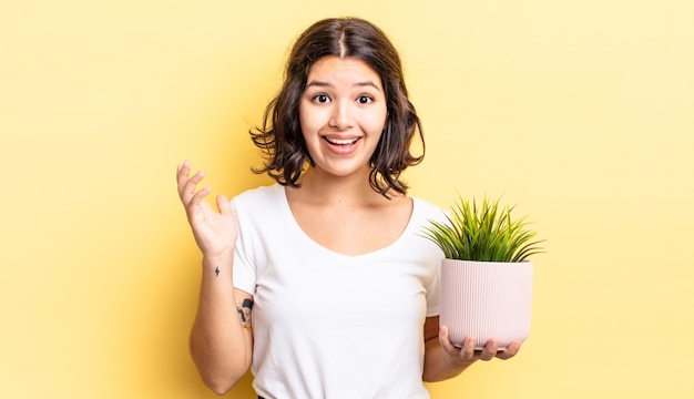 Mujer hispana joven que se siente feliz, sorprendida al darse cuenta de una solución o idea. concepto de crecimiento