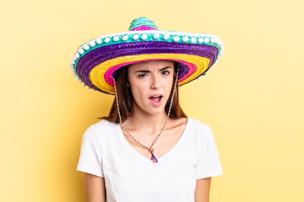 Mujer hispana joven que se siente perpleja y confundida. concepto de sombrero mexicano