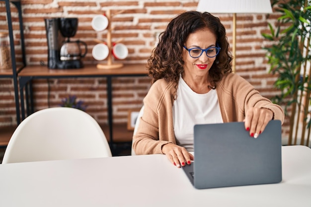 Mujer hispana de mediana edad en casa