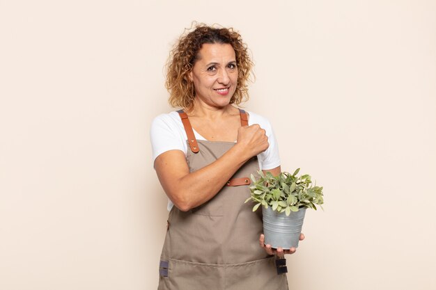 Mujer hispana de mediana edad que se siente feliz, positiva y exitosa, motivada cuando enfrenta un desafío o celebra buenos resultados