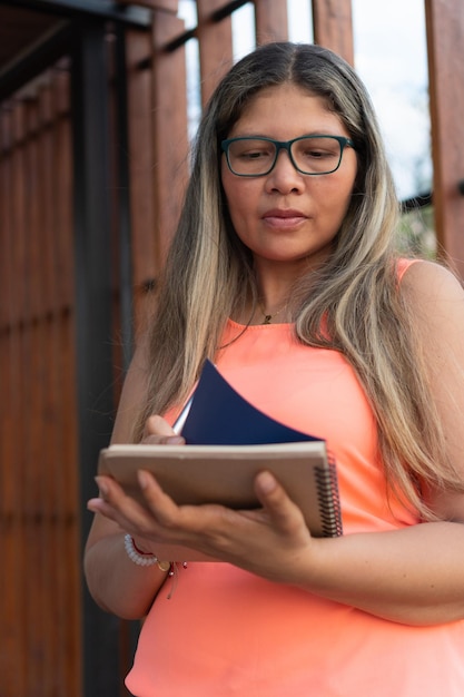 mujer hispana mirando sus notas