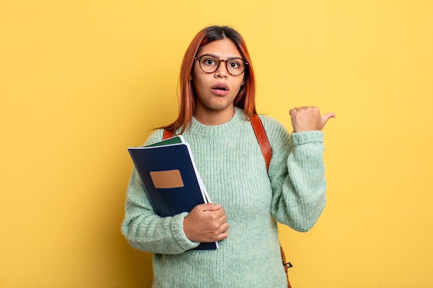 mujer hispana, mirar, asombrado, en, incredulidad, estudiante, concepto