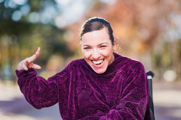 Mujer hispana con parálisis cerebral discapacidad diversidad retrato saludando y saludando a la cámara