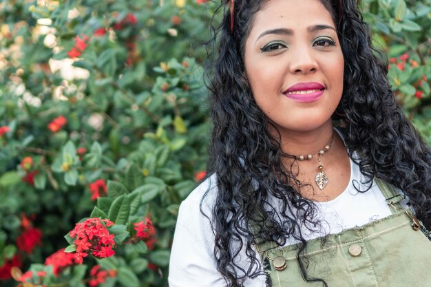 Mujer hispana, posición, en, calle de la ciudad, mirar cámara del juez