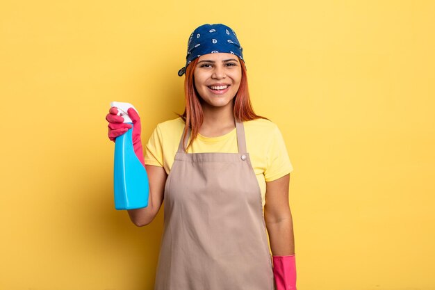 Mujer hispana que parece feliz y gratamente sorprendida. concepto de limpieza y ama de llaves