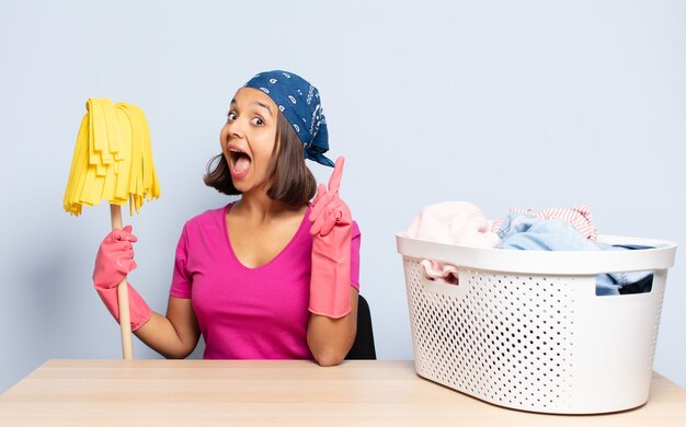 Mujer hispana que se siente como un genio feliz y emocionado después de realizar una idea, levantando alegremente el dedo, ¡eureka!