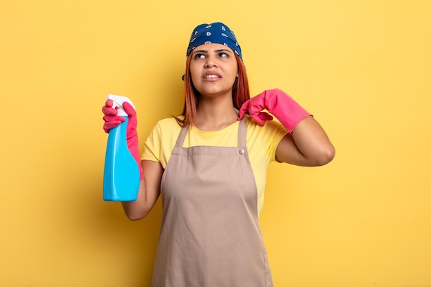 Mujer hispana que se siente estresada, ansiosa, cansada y frustrada, concepto de limpieza y ama de llaves