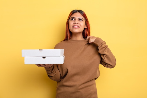 Mujer hispana que se siente estresada, ansiosa, cansada y frustrada. concepto de pizzas para llevar