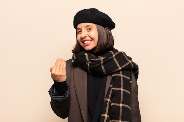 Mujer hispana que se siente feliz, exitosa y segura, enfrenta un desafío y dice ¡adelante! o dándote la bienvenida