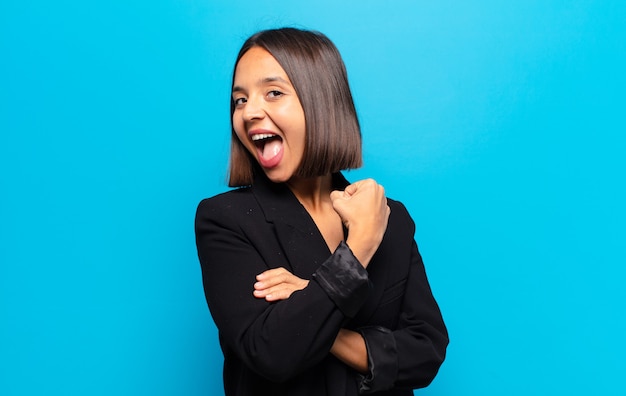 Mujer hispana que se siente feliz, positiva y exitosa, motivada al enfrentar un desafío o celebrar buenos resultados