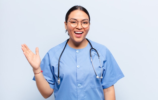 Mujer hispana que se siente feliz, sorprendida y alegre, sonriendo con actitud positiva, dándose cuenta de una solución o idea