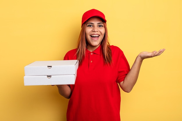 mujer hispana sintiéndose feliz y asombrada por algo increíble. llevar el concepto de entrega