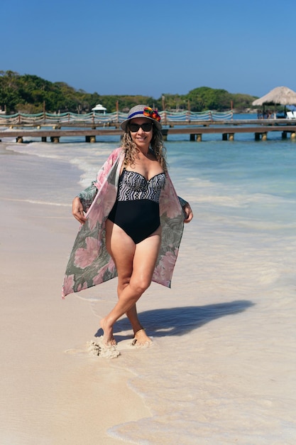 mujer hispana, en, sombrero, el gozar, el, playa