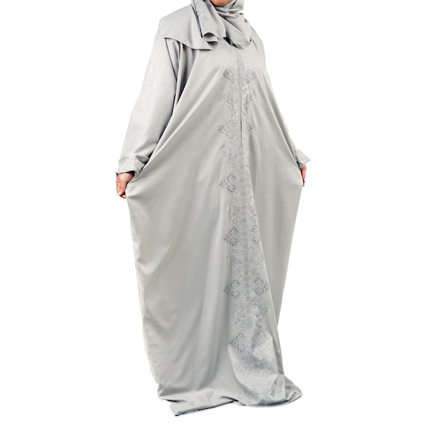 Una mujer con un hiyab plateado con un patrón de encaje blanco en el frente.