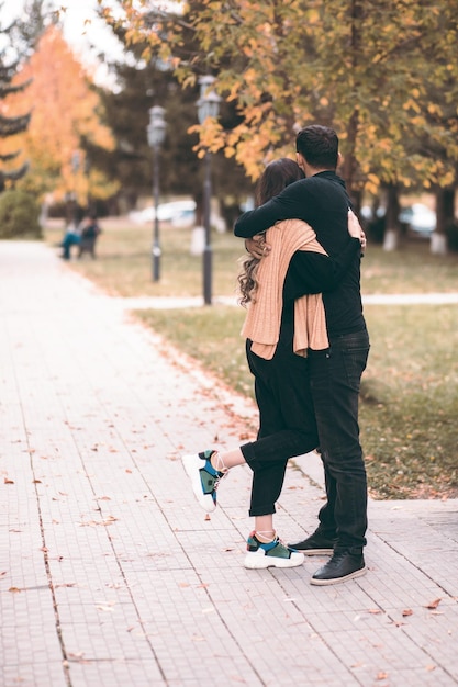 mujer y hombre abrazados