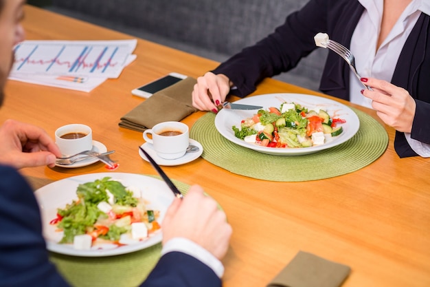 Mujer y hombre en almuerzo de negocios