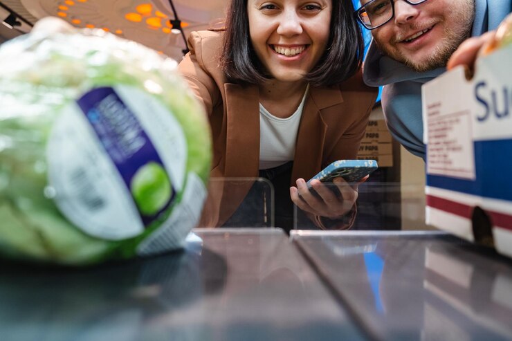 Foto mujer y hombre en busca de vegetales tomando productos del estante