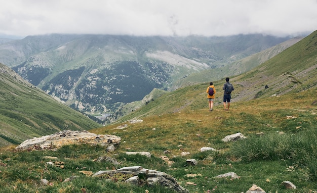 Una mujer y un hombre caminando en la cima de una montaña. Valle de Nuria. Pico del infierno