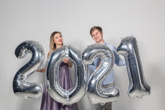 Mujer y hombre celebrando el año nuevo