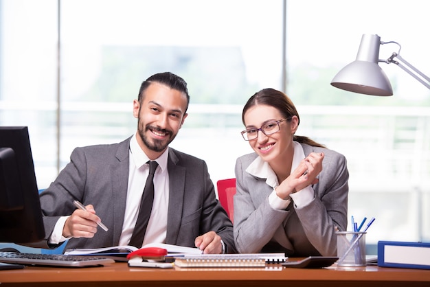 Mujer y hombre en el concepto de negocio