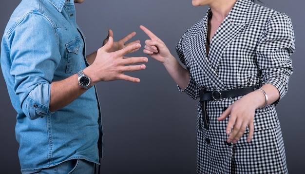 Foto mujer y hombre enojados están peleando