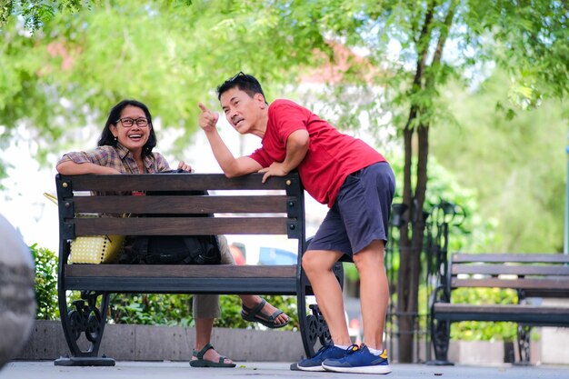 Foto una mujer y un hombre hablan casualmente en el parque.