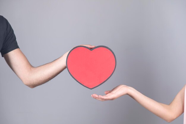 Mujer y hombre mano corazón rojo